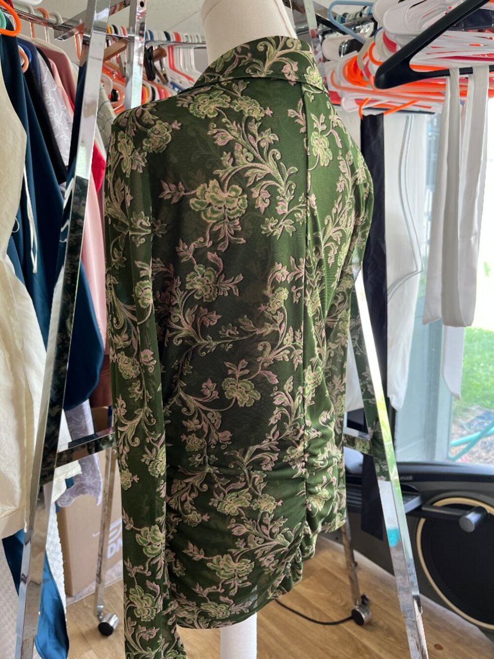 Susan Graver Printed Mesh Ruched Snap Front Top Green Floral S - Picture 5 of 12